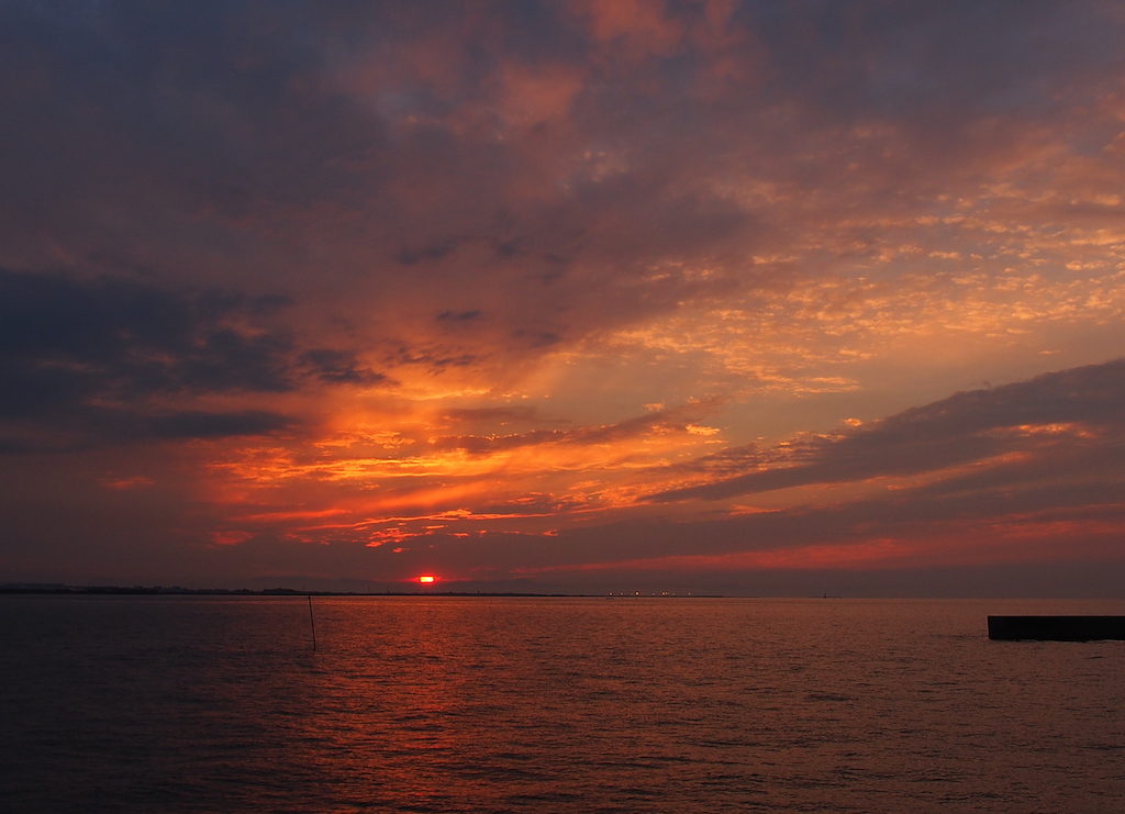 海から観た夕日。