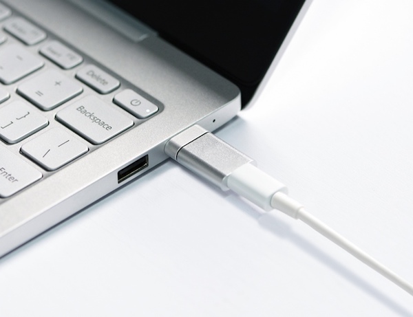 【Kickstarter】 USB-CのMacBook、MacBook Proで電源をMagSafe化できる、「Snapnator」が良さそうです。