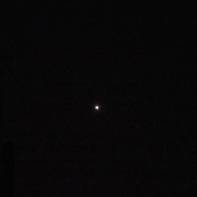 今日、明日は金星に最接近です。日没後の西の空に凄く明るい金星が観測出来ます。カメラではこれが限界だけど、天体望遠鏡で見ると三日月の金星が見えます。 #2017年2月16日  #金星