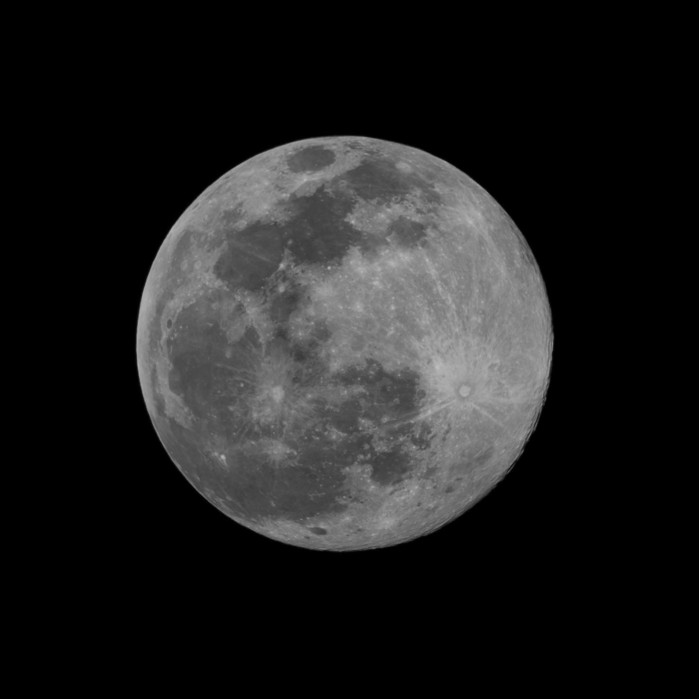 3月の満月、ワームムーン。(OLYMPUS OM-D E-M1X + M.ZUIKO DIGITAL ED 300mm F4.0 IS PRO トリミング白黒)
