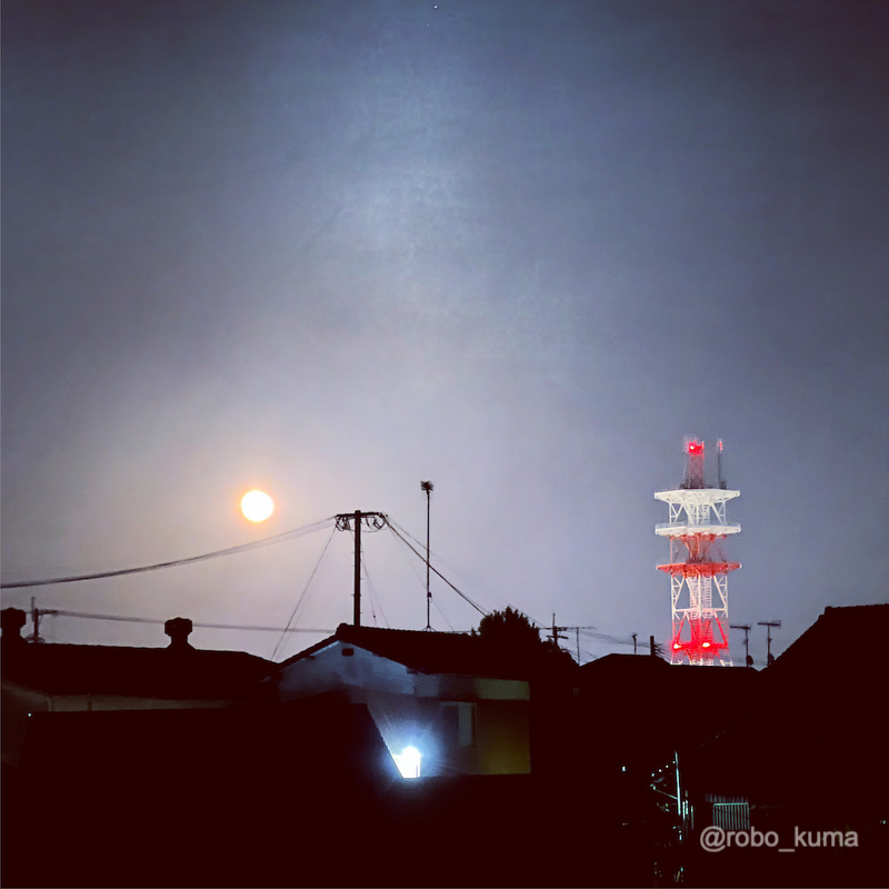 田舎の電波塔と月。（iPhone 13 Pro Max 望遠ナイトモード）