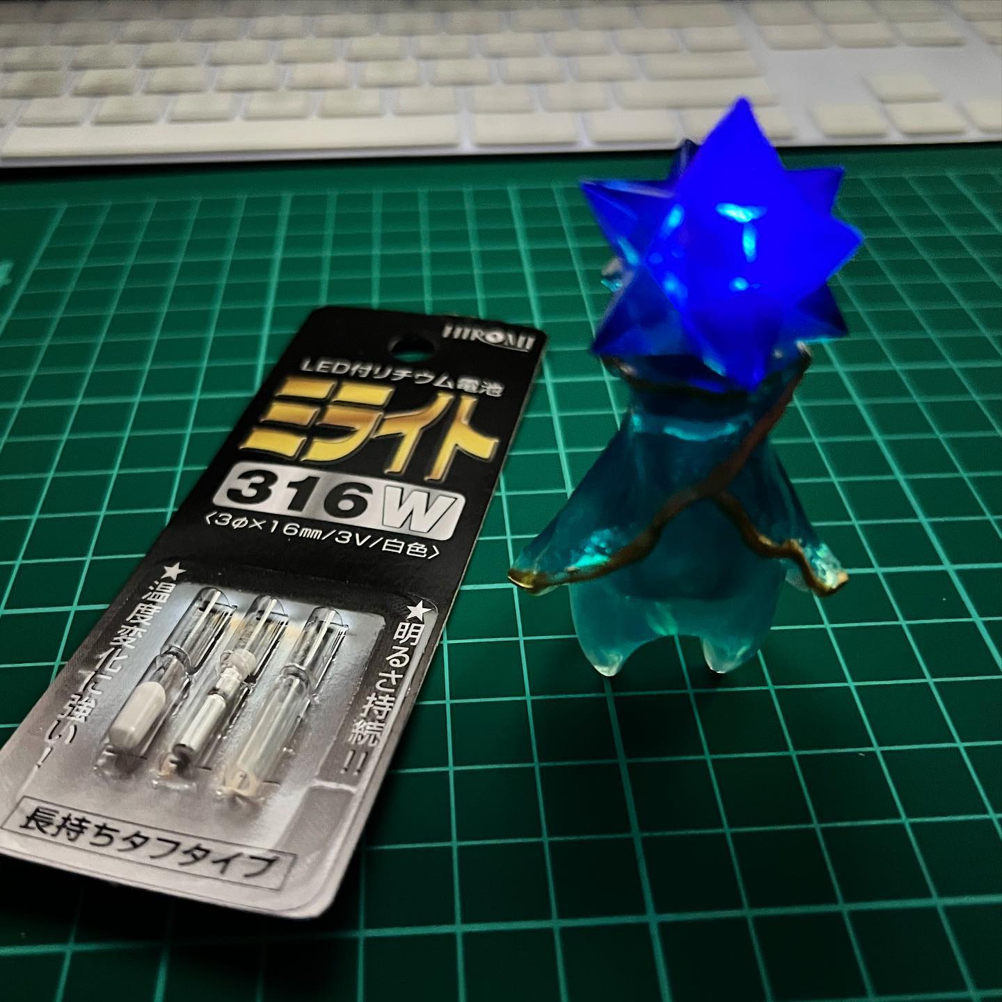 星の子の頭に小型LED付き電池「ミライト」を入れてみた。このサイズで電池付きのLEDライトがあるとは！ 色々と遊べそうなLED電池です。