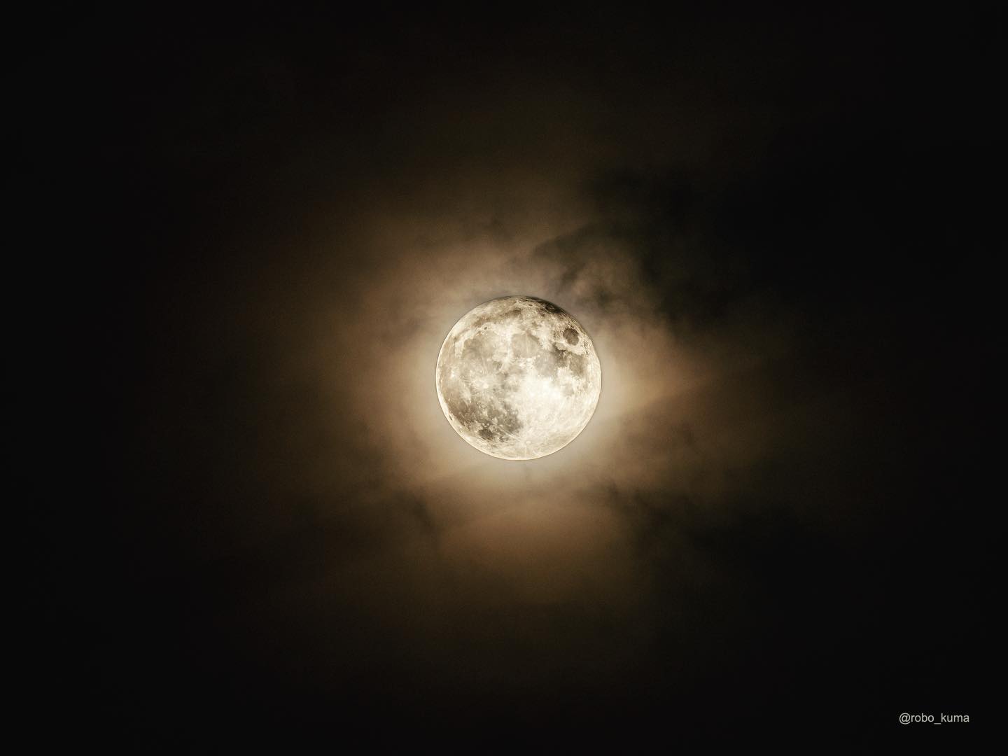 8月の満月「スタージョンムーン」。 蒸し暑さも満月の輝きには勝てない。(OLYMPUS OM-D E-M1X + M.ZUIKO DIGITAL ED 300mm F4.0 IS PRO)