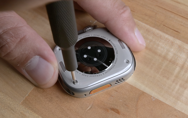 iFixit、「Apple Watch Ultra」の分解動画を公開。センサ側がApple Watchシリーズ初のネジ止めだが、バッテリーを外すには画面側を外す必要がある。しかも非常に難しい。