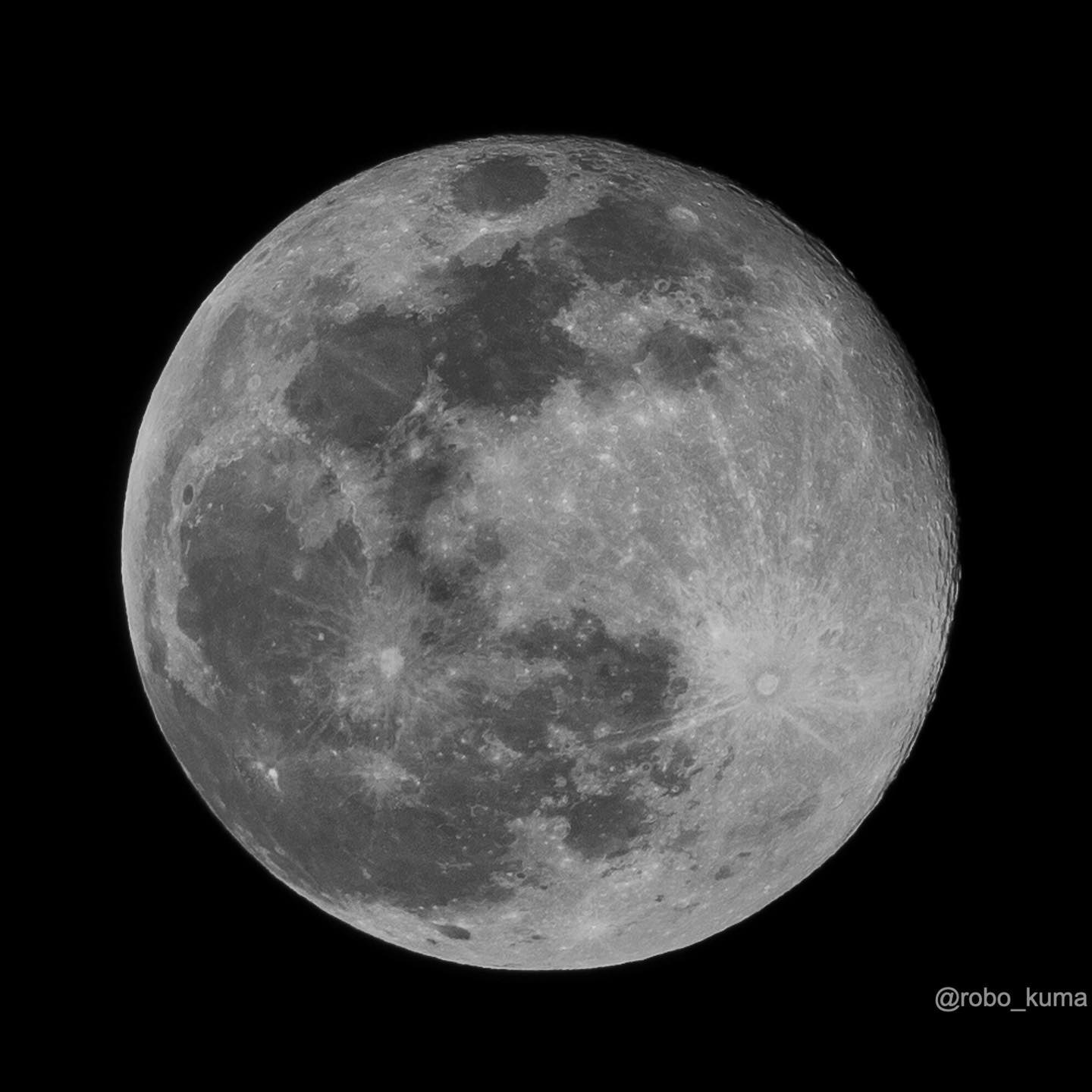 2023年最初の満月。1月の満月はウルフムーン。(OLYMPUS OM-D E-M1X + M.ZUIKO DIGITAL ED 300mm F4.0 IS PRO トリミング 白黒)
