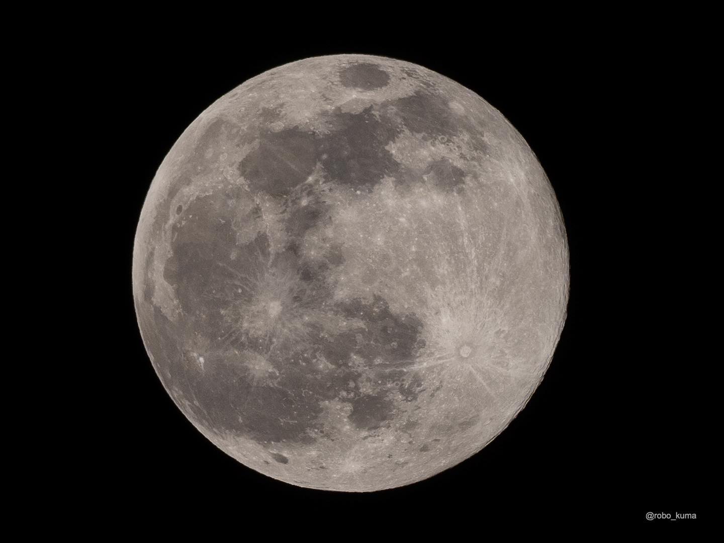 3月の満月「ワームムーン」。晴れてクッキリ見える。(OLYMPUS OM-D E-M1X + M.ZUIKO DIGITAL ED 300mm F4.0 IS PRO トリミング)