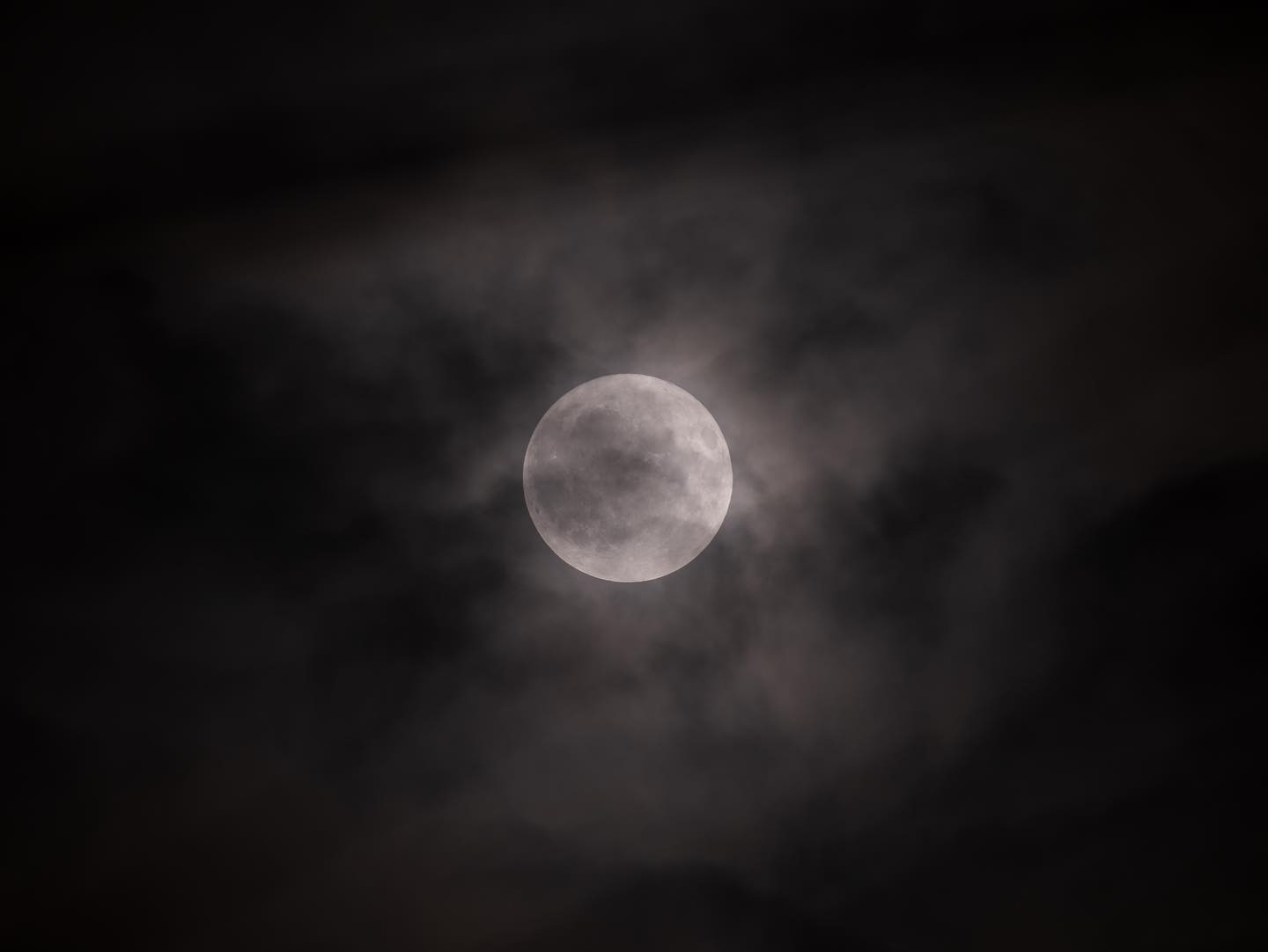 7月の満月、「バックムーン」。梅雨の曇り空見える満月も良いね。