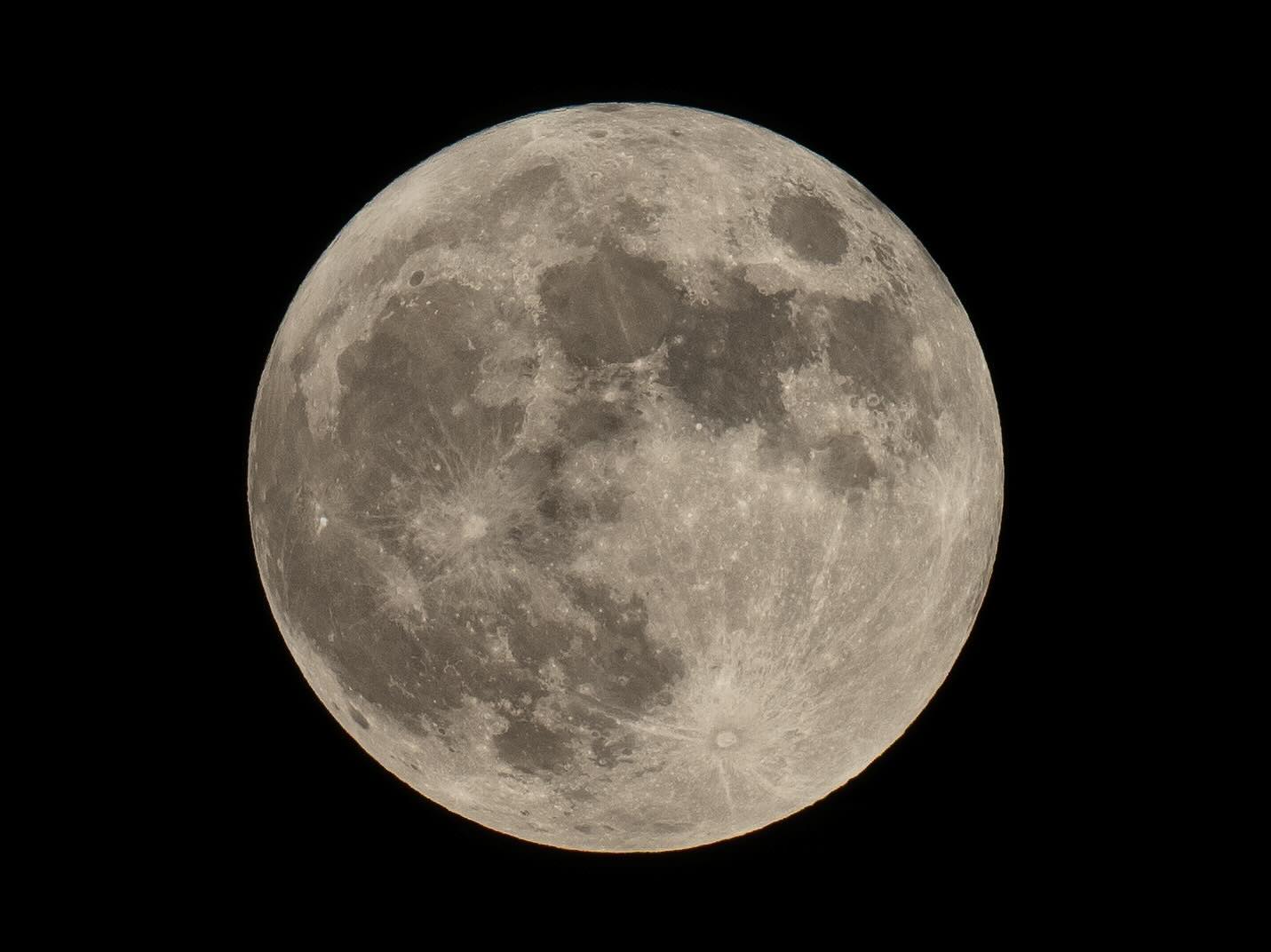 中秋の名月、で満月。(OLYMPUS OM-D E-M1X + M.ZUIKO DIGITAL ED 300mm F4.0 IS PRO)